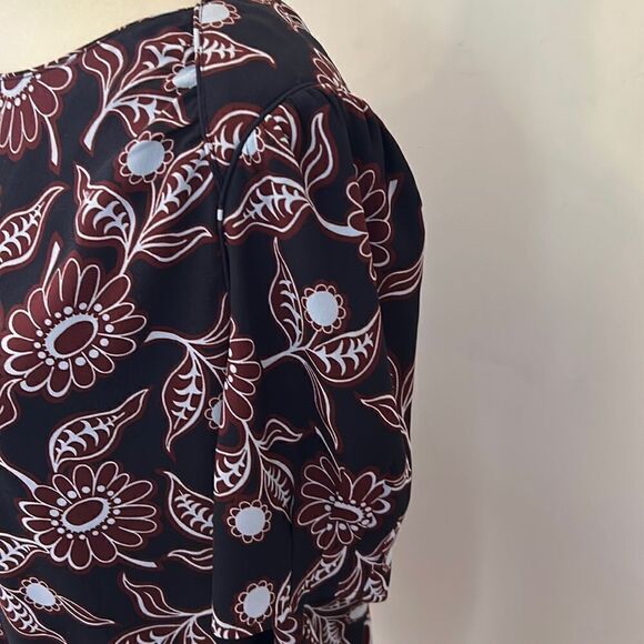 Ann Taylor black burgundy floral short sleeve blouse Size M - Picture 2 of 9